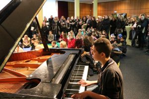 Schülerinnen und Schüler machen Musik