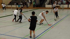 Schülerinnen und Schüler der GSH beim Floorball-Turnier der Jahrgangstufe 6